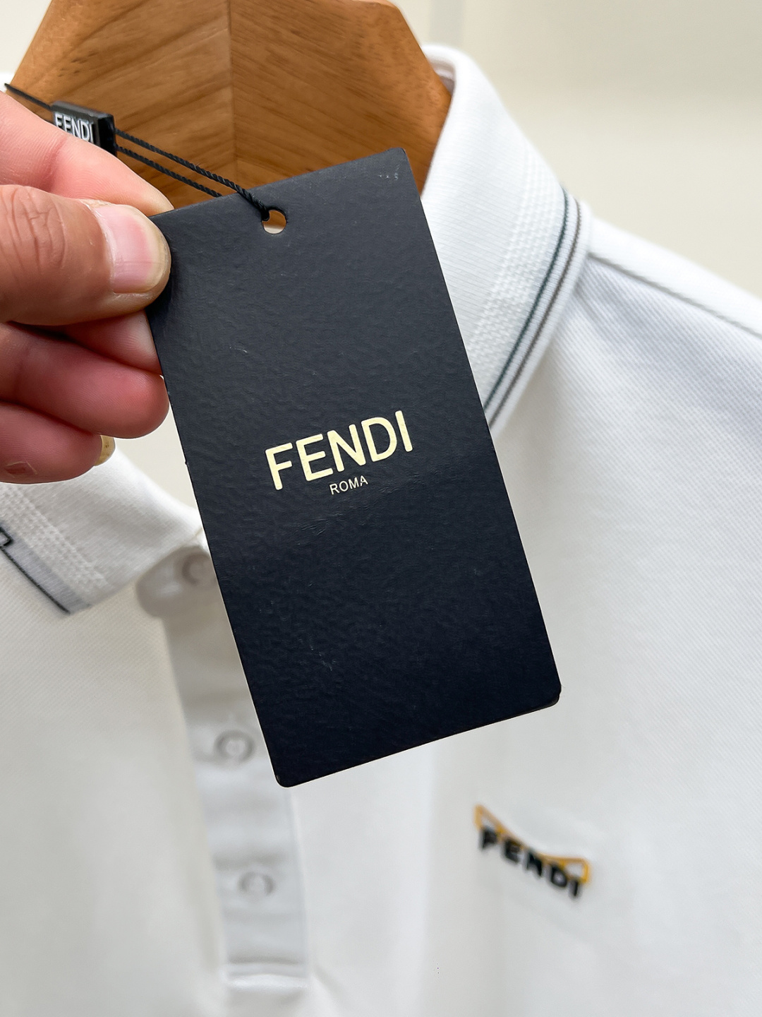 ✨FENDI 2026春夏最新，官网最新款男士短袖翻领Polo衫，高端定制进口珠地棉面料 穿着舒适、胸前