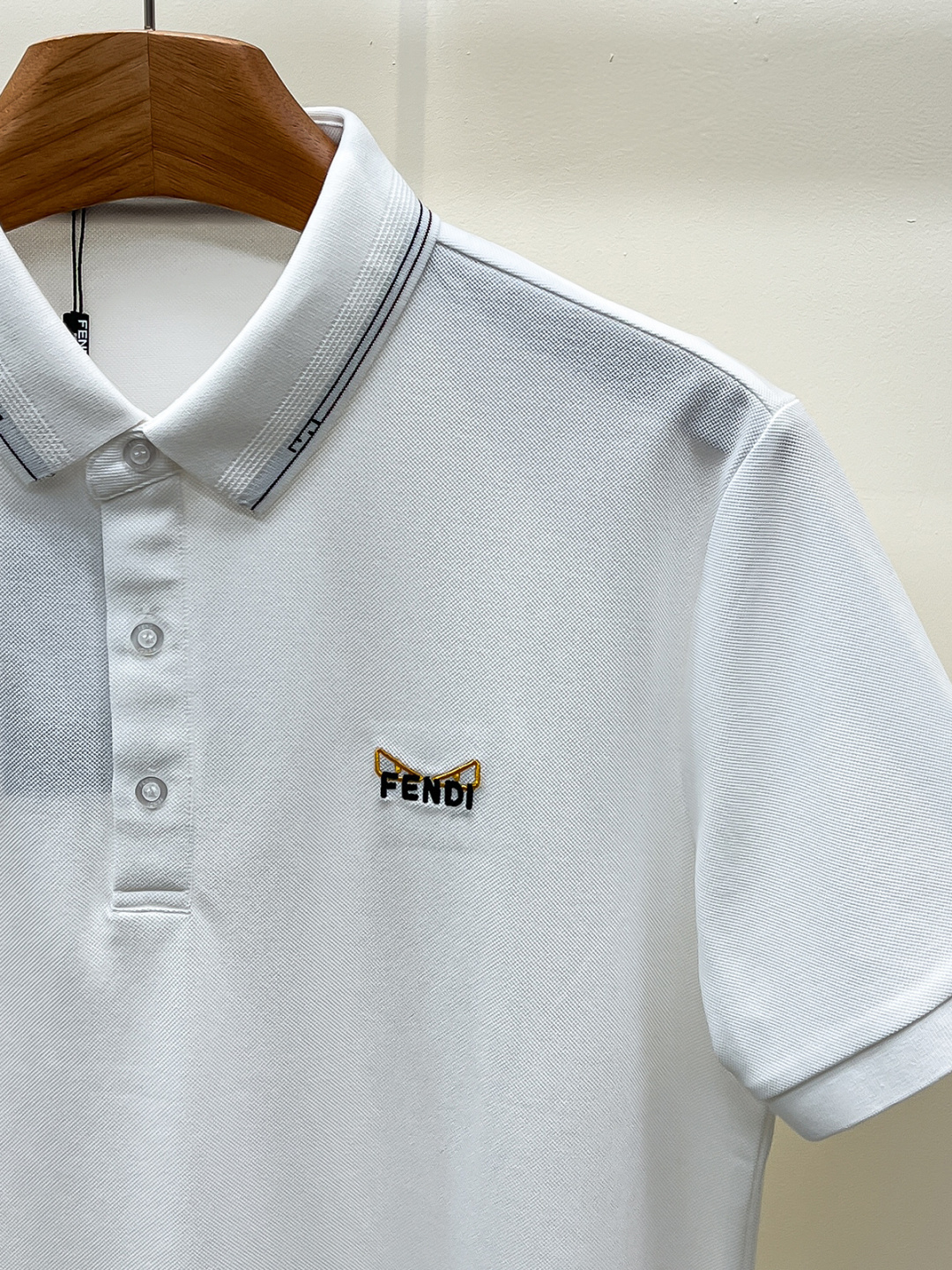 ✨FENDI 2026春夏最新，官网最新款男士短袖翻领Polo衫，高端定制进口珠地棉面料 穿着舒适、胸前