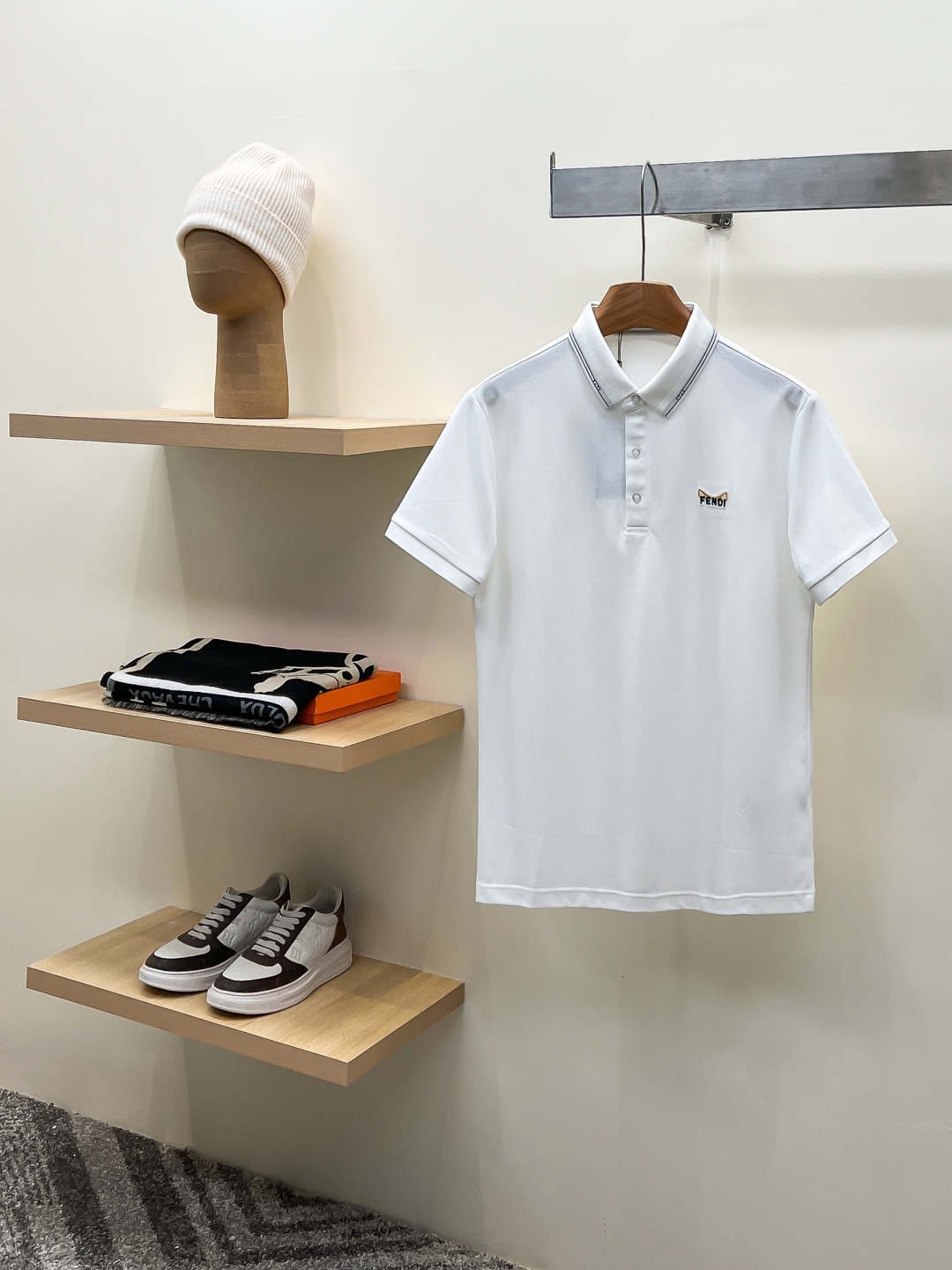 ✨FENDI 2026春夏最新，官网最新款男士短袖翻领Polo衫，高端定制进口珠地棉面料 穿着舒适、胸前