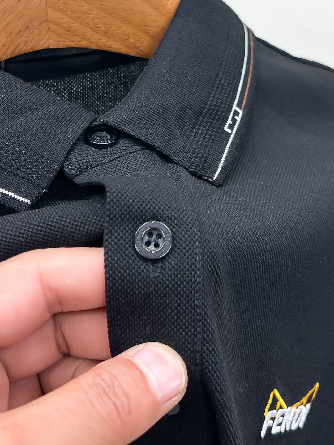 ✨FENDI 2026春夏最新，官网最新款男士短袖翻领Polo衫，高端定制进口珠地棉面料 穿着舒适、胸前