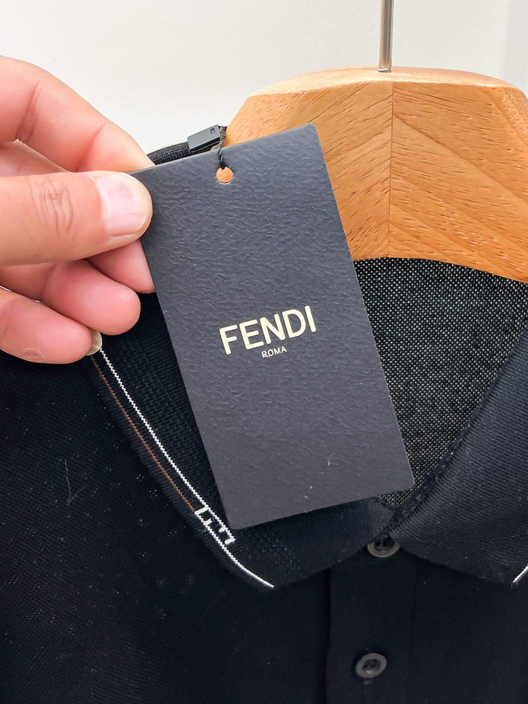 ✨FENDI 2026春夏最新，官网最新款男士短袖翻领Polo衫，高端定制进口珠地棉面料 穿着舒适、胸前