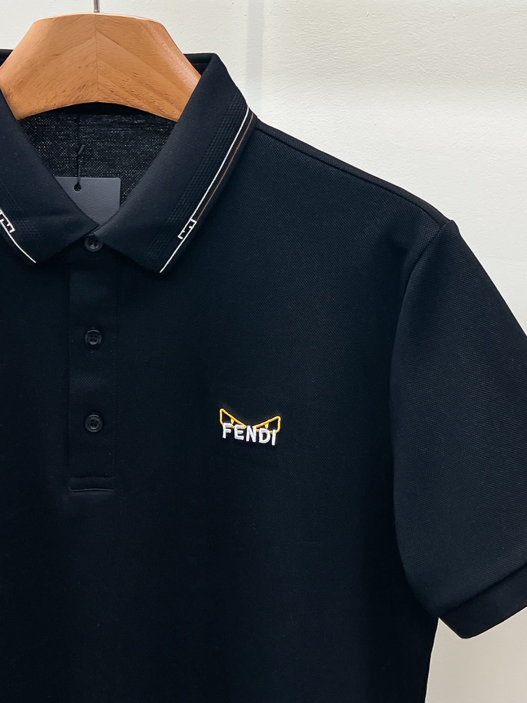 ✨FENDI 2026春夏最新，官网最新款男士短袖翻领Polo衫，高端定制进口珠地棉面料 穿着舒适、胸前