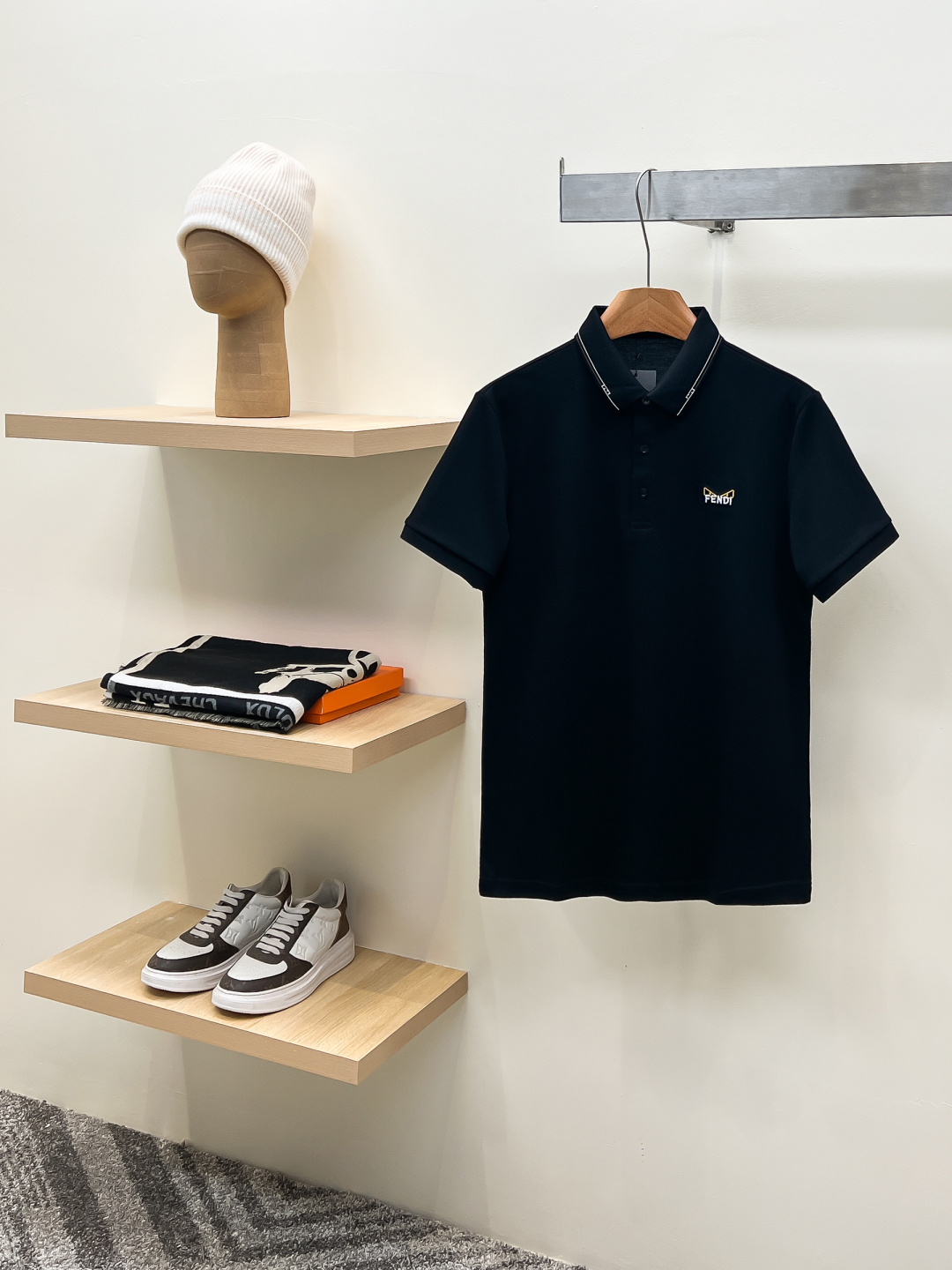 ✨FENDI 2026春夏最新，官网最新款男士短袖翻领Polo衫，高端定制进口珠地棉面料 穿着舒适、胸前