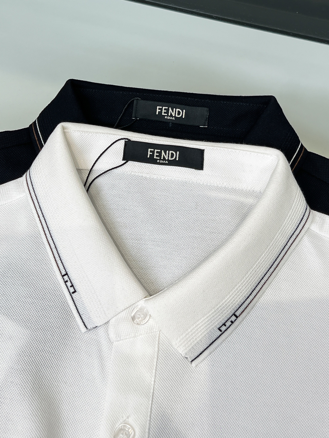 ✨FENDI 2026春夏最新，官网最新款男士短袖翻领Polo衫，高端定制进口珠地棉面料 穿着舒适、胸前