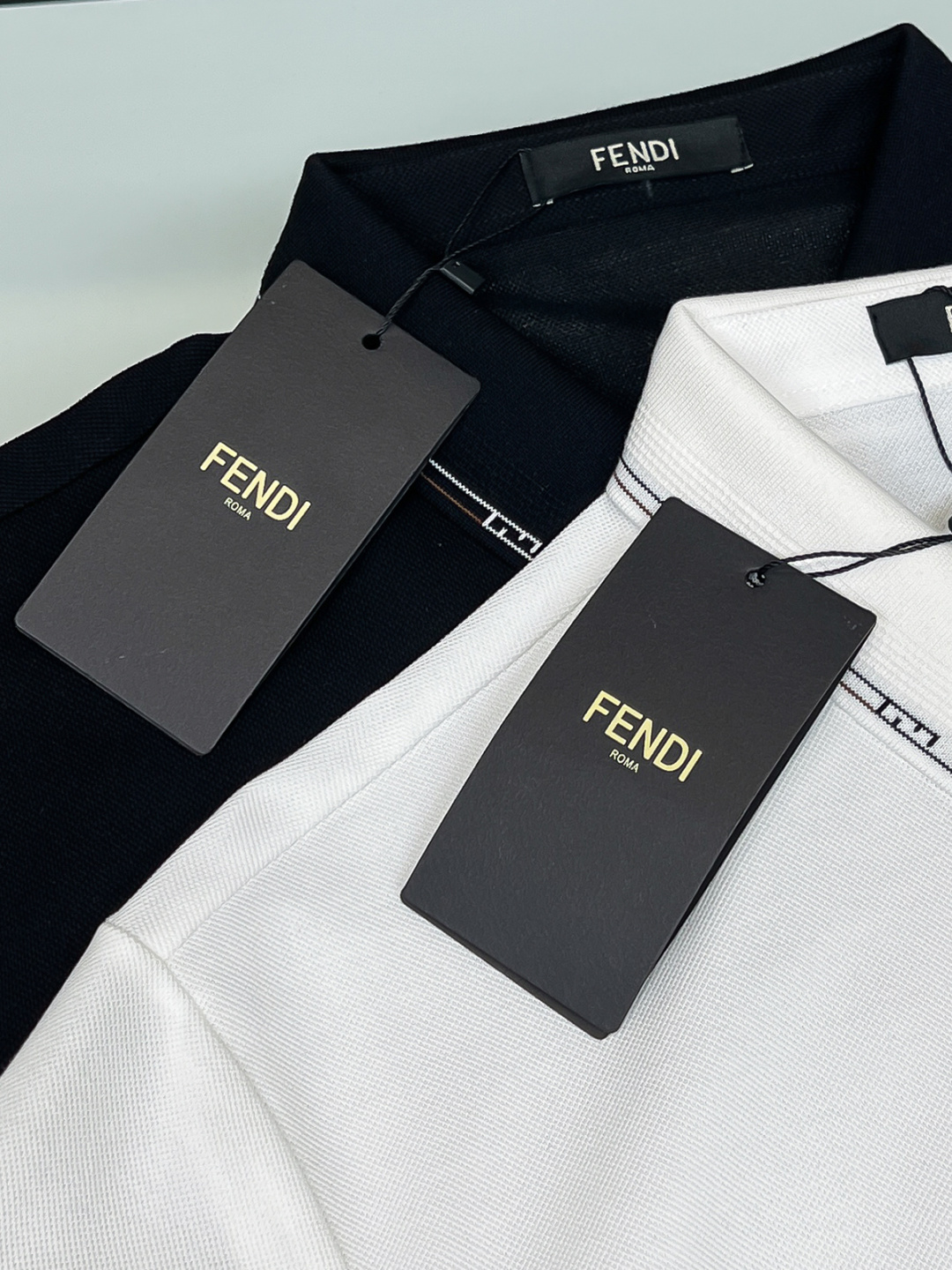 ✨FENDI 2026春夏最新，官网最新款男士短袖翻领Polo衫，高端定制进口珠地棉面料 穿着舒适、胸前
