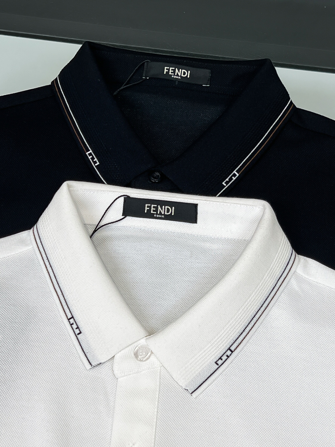 ✨FENDI 2026春夏最新，官网最新款男士短袖翻领Polo衫，高端定制进口珠地棉面料 穿着舒适、胸前