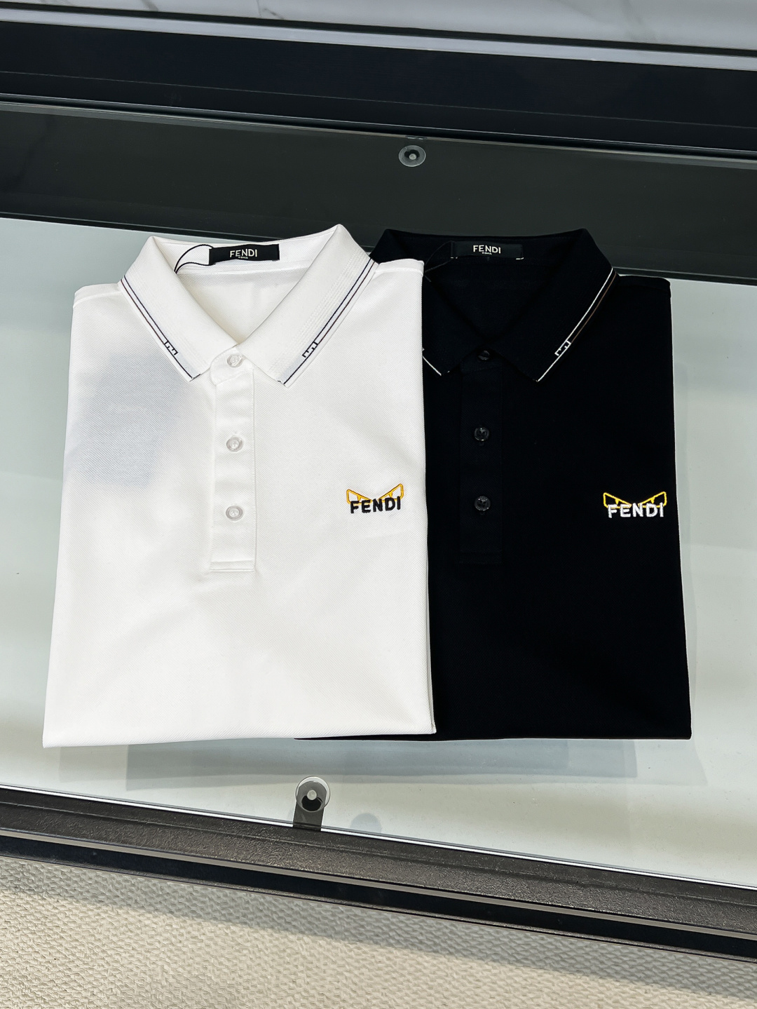✨FENDI 2026春夏最新，官网最新款男士短袖翻领Polo衫，高端定制进口珠地棉面料 穿着舒适、胸前
