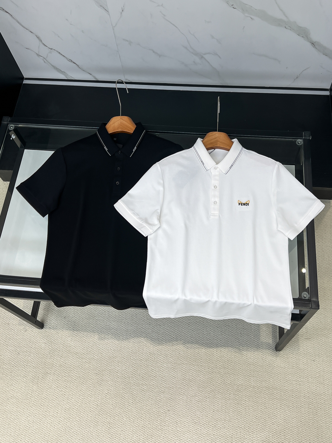 NO:838884,FENDI 2026 spring and summer latest, the latest men's short-sleeved lapel Polo shirt from the official website, high-end customized imported pique cotton fabric, comfortable to wear, embroidered small eyes on the chest, button with logo design, versatile business casual style, allowing you to perfectly combine fashion, leisure and business!  A must-have item for trendy men. Handsome upper body. Color: black and white. Size: M-3XL, fendi, T-shirt,19860909FENDI 2026春夏最新,官网最新款男士短袖翻领Polo衫,高端定制进口珠地棉面料 穿着舒适、胸前刺绣小眼睛、 纽扣带logo设计、百搭商务休 闲款 让您时尚休闲与商务完美结合！潮男必备单品 上身帅 颜色黑色 白色 尺码M-3XL,,fendi,T-shirt,,Men's clothing