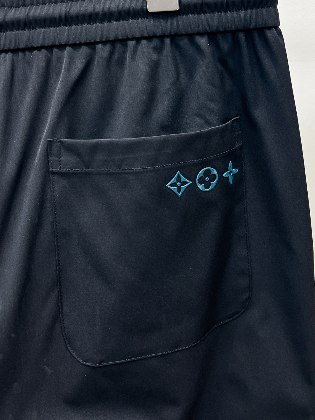 LV  🆕2026ss新款休闲裤！官网同步发售。品牌经典LOGO休闲裤 ，定制面料，舒适度极好，手触感强