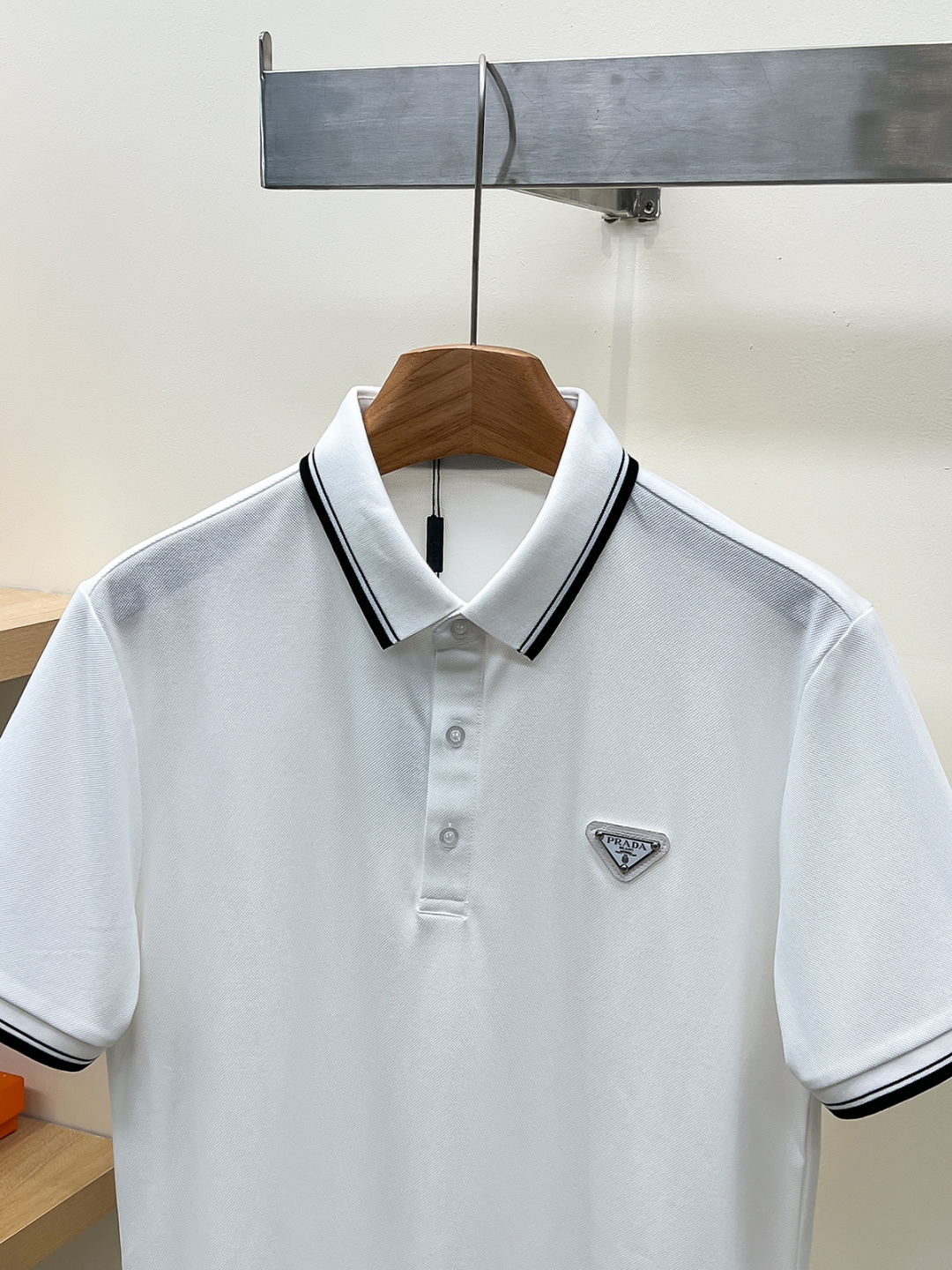 Prada.普拉达 SS26春夏新品经典金属三角形徽标Polo衫，以最简约的形式呈现，体现了休闲雅致风格