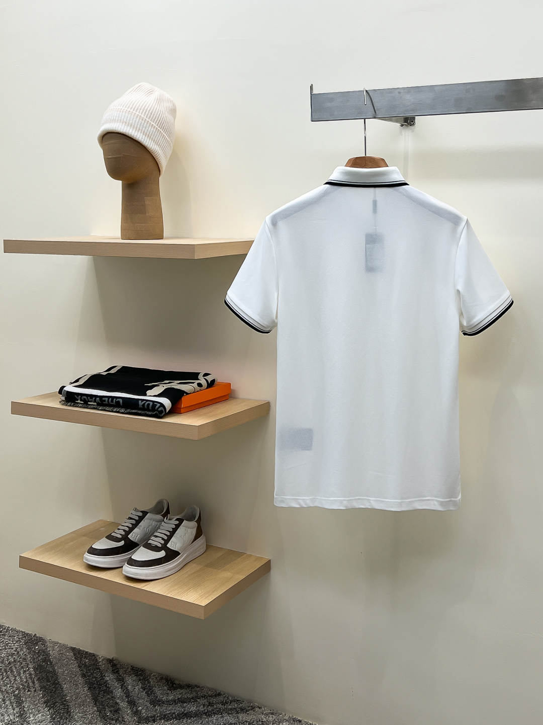 Prada.普拉达 SS26春夏新品经典金属三角形徽标Polo衫，以最简约的形式呈现，体现了休闲雅致风格