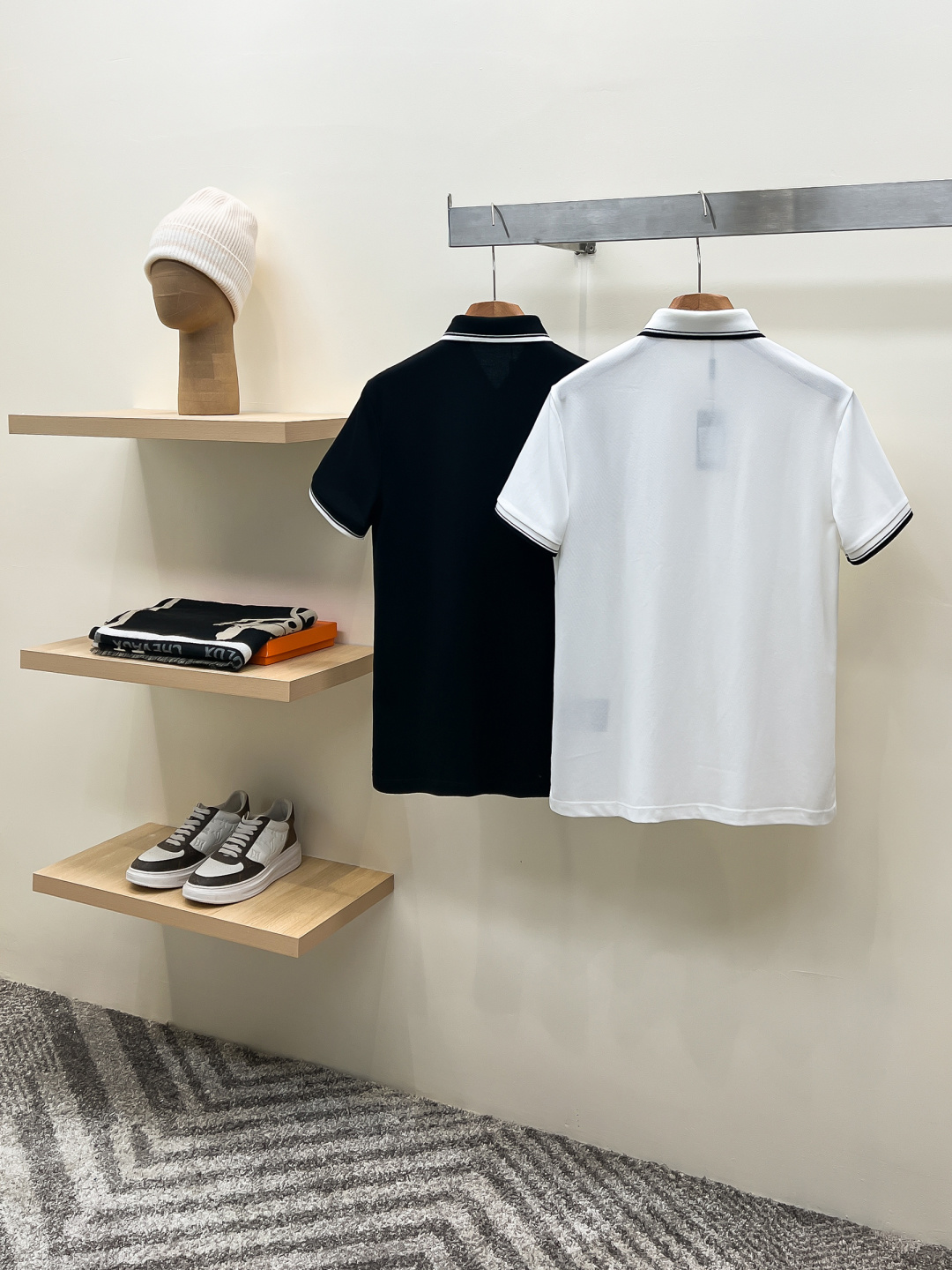 Prada.普拉达 SS26春夏新品经典金属三角形徽标Polo衫，以最简约的形式呈现，体现了休闲雅致风格