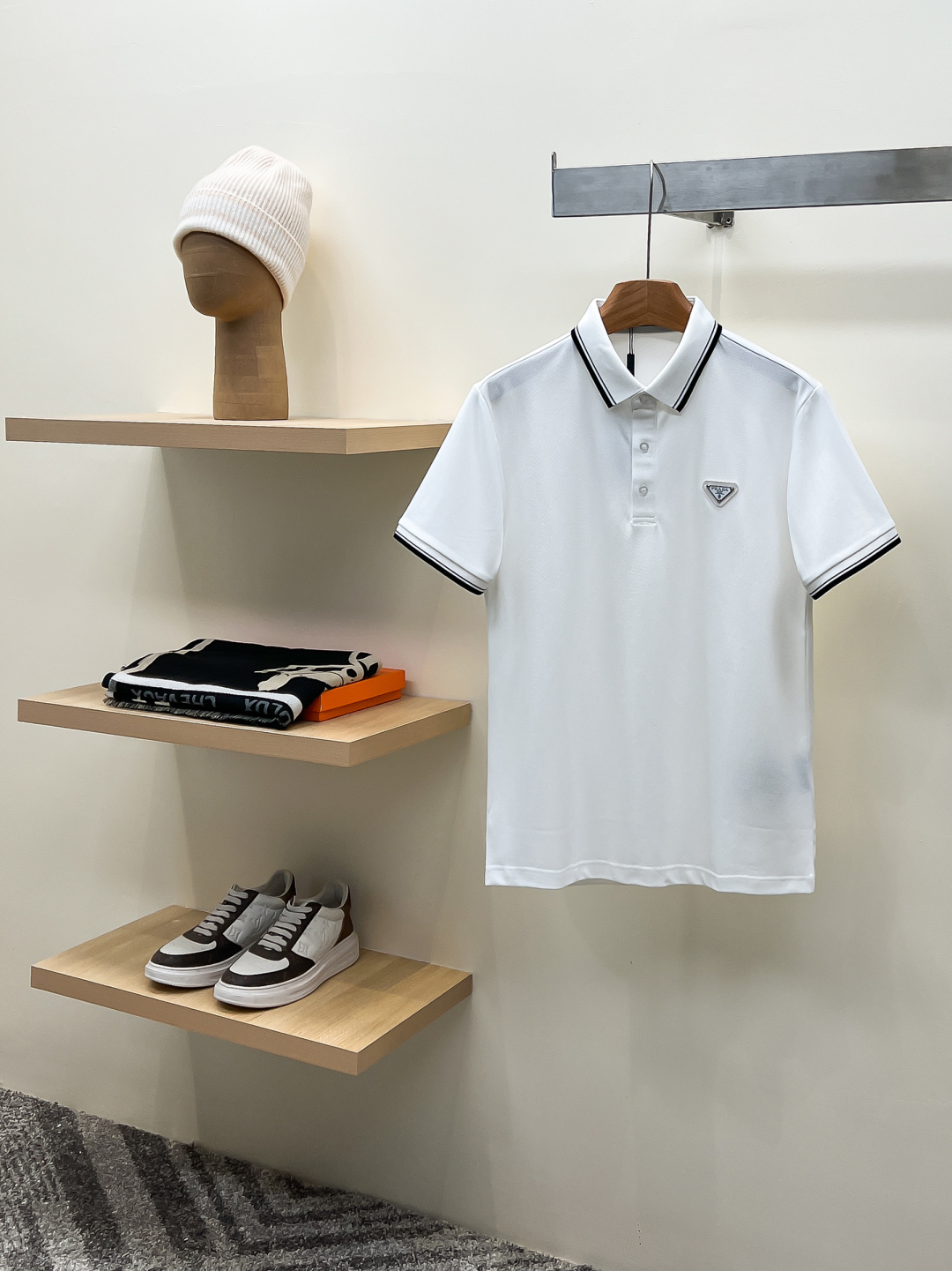 Prada.普拉达 SS26春夏新品经典金属三角形徽标Polo衫，以最简约的形式呈现，体现了休闲雅致风格