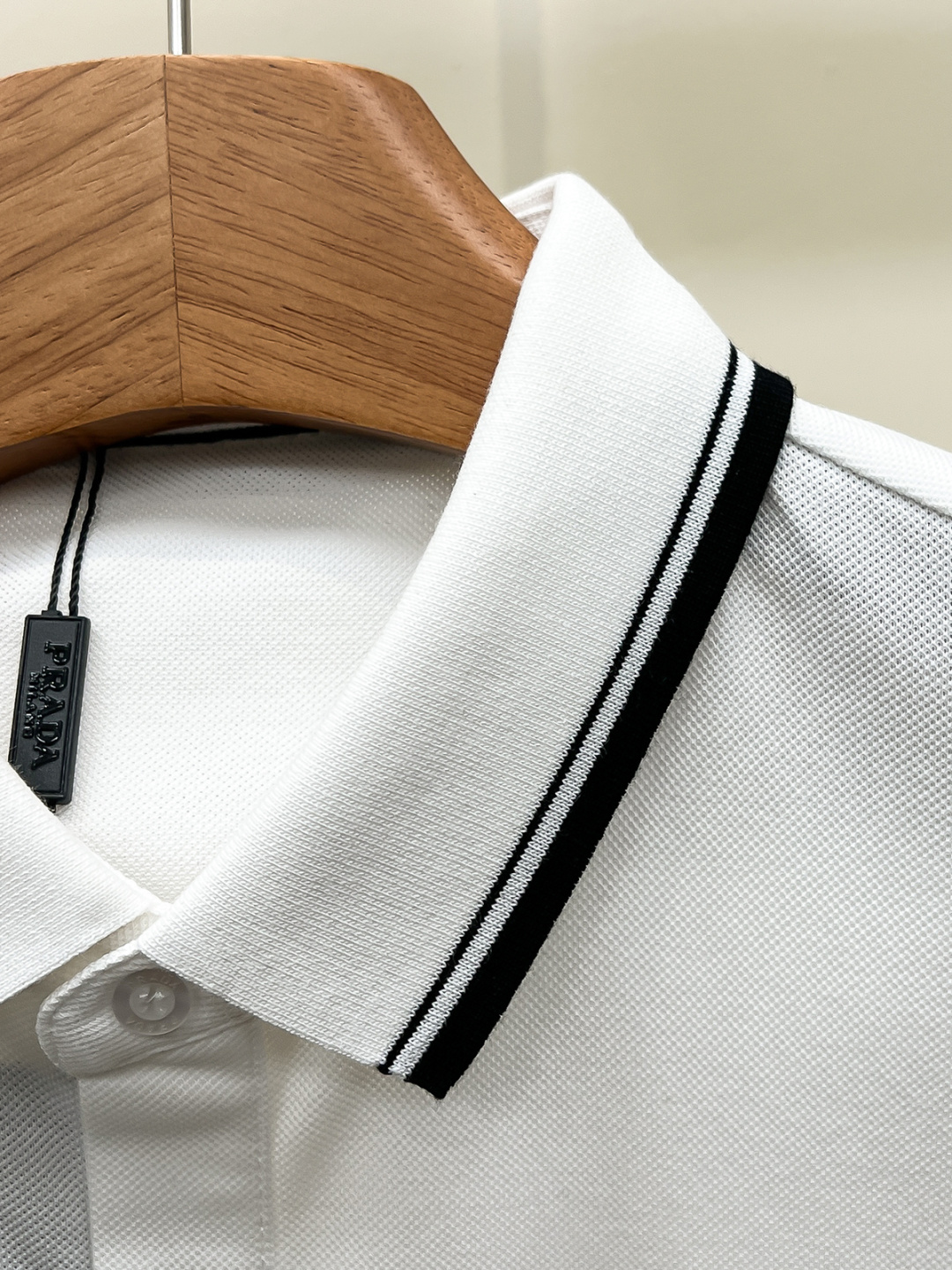 Prada.普拉达 SS26春夏新品经典金属三角形徽标Polo衫，以最简约的形式呈现，体现了休闲雅致风格