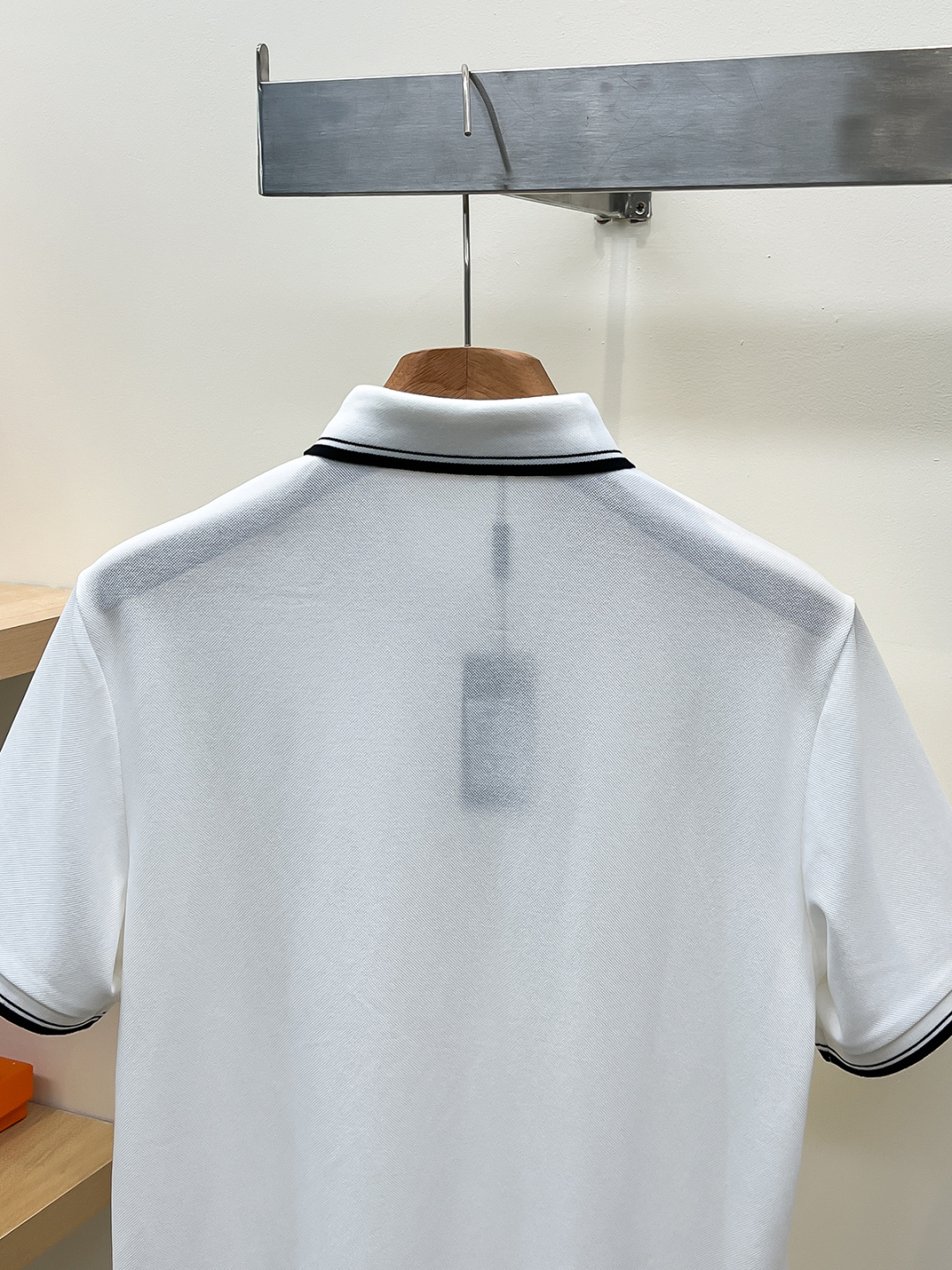 Prada.普拉达 SS26春夏新品经典金属三角形徽标Polo衫，以最简约的形式呈现，体现了休闲雅致风格