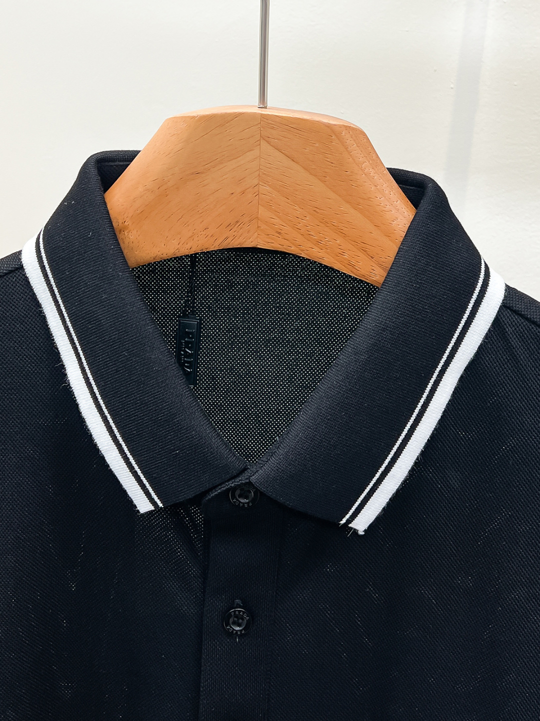 Prada.普拉达 SS26春夏新品经典金属三角形徽标Polo衫，以最简约的形式呈现，体现了休闲雅致风格