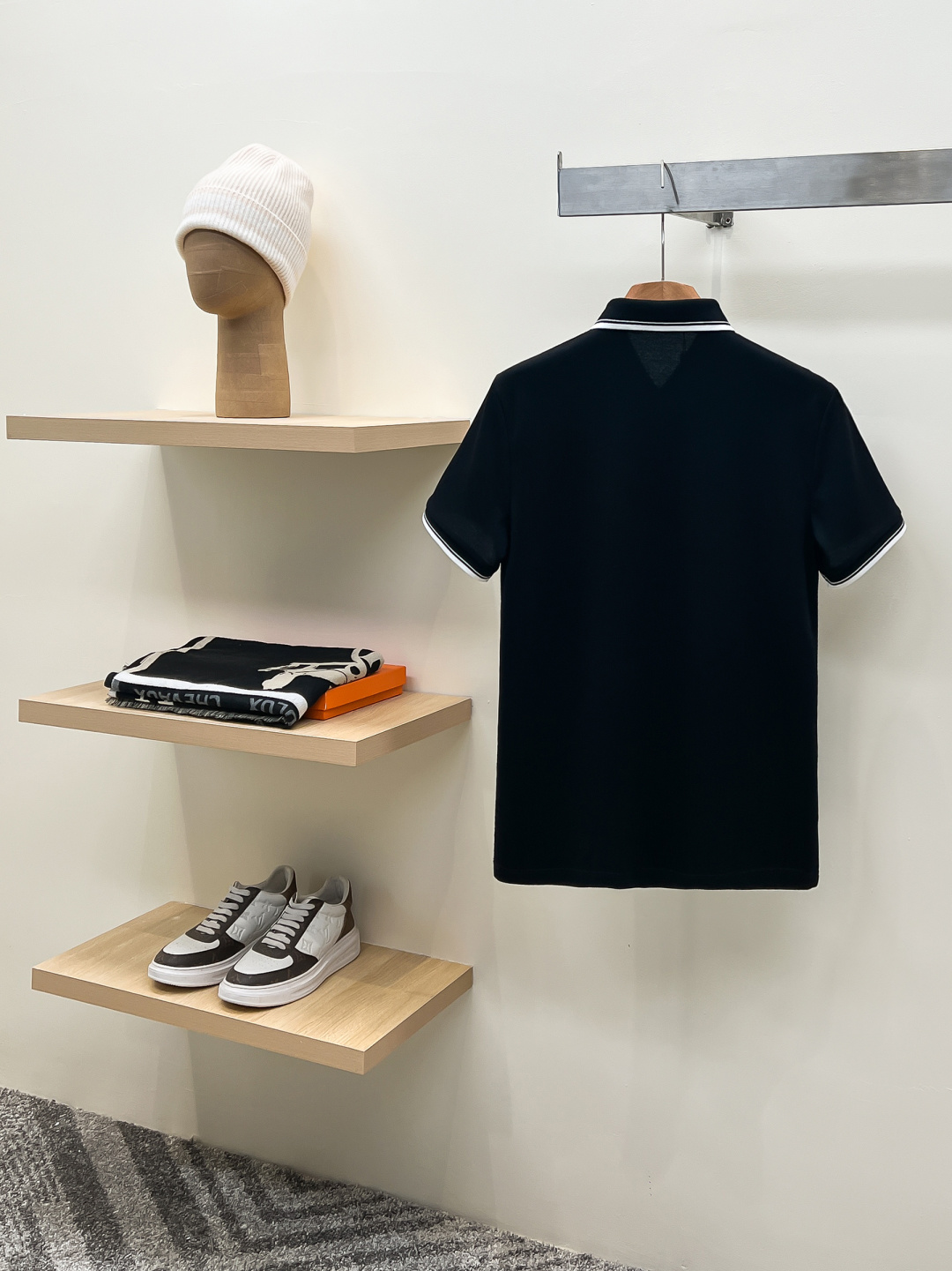 Prada.普拉达 SS26春夏新品经典金属三角形徽标Polo衫，以最简约的形式呈现，体现了休闲雅致风格