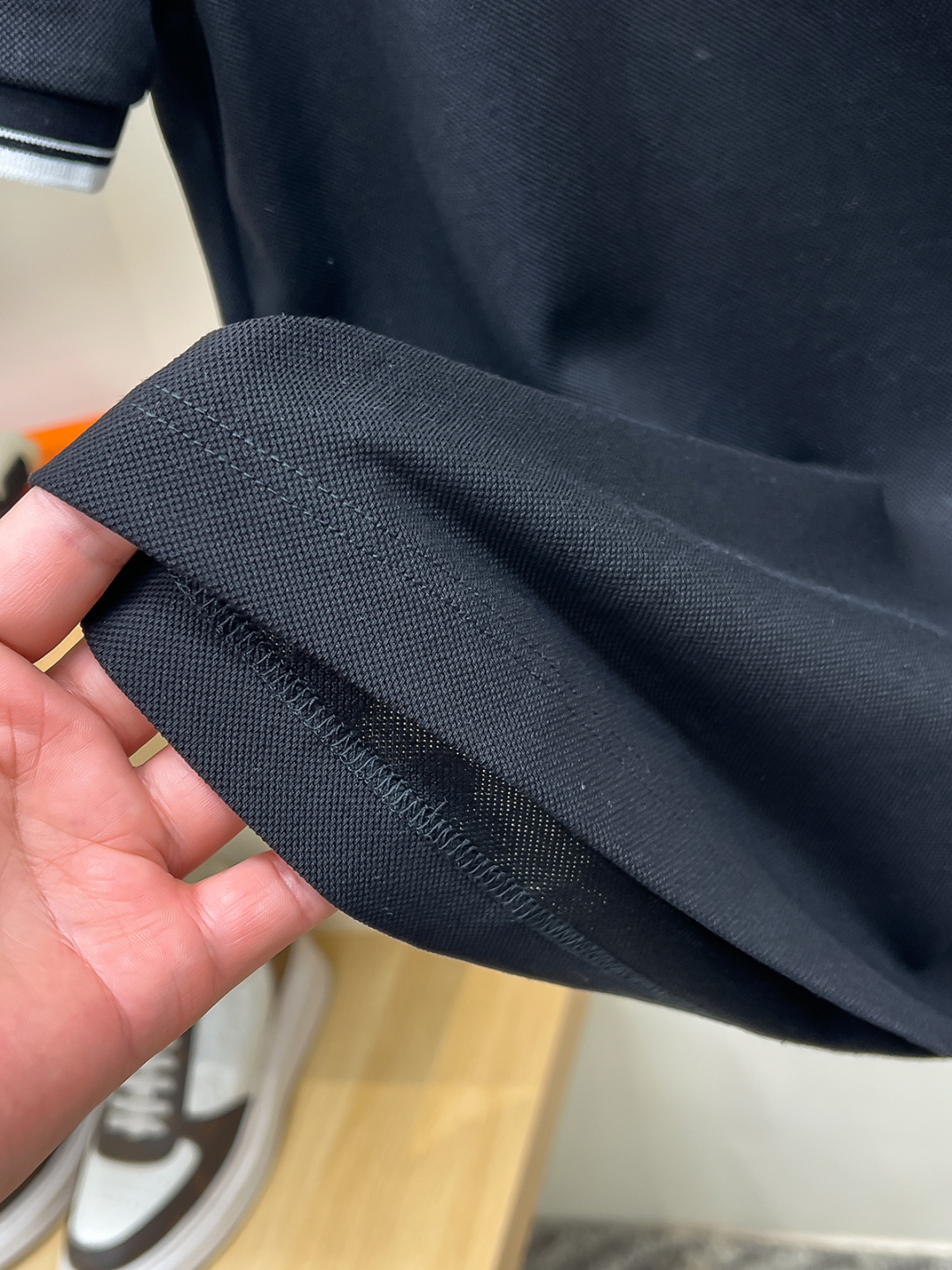 Prada.普拉达 SS26春夏新品经典金属三角形徽标Polo衫，以最简约的形式呈现，体现了休闲雅致风格