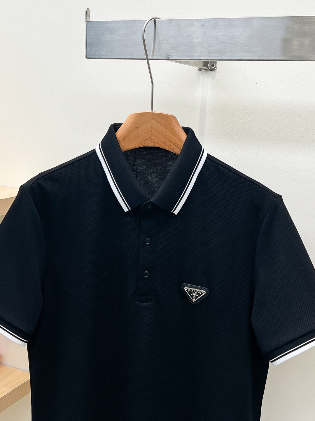 Prada.普拉达 SS26春夏新品经典金属三角形徽标Polo衫，以最简约的形式呈现，体现了休闲雅致风格
