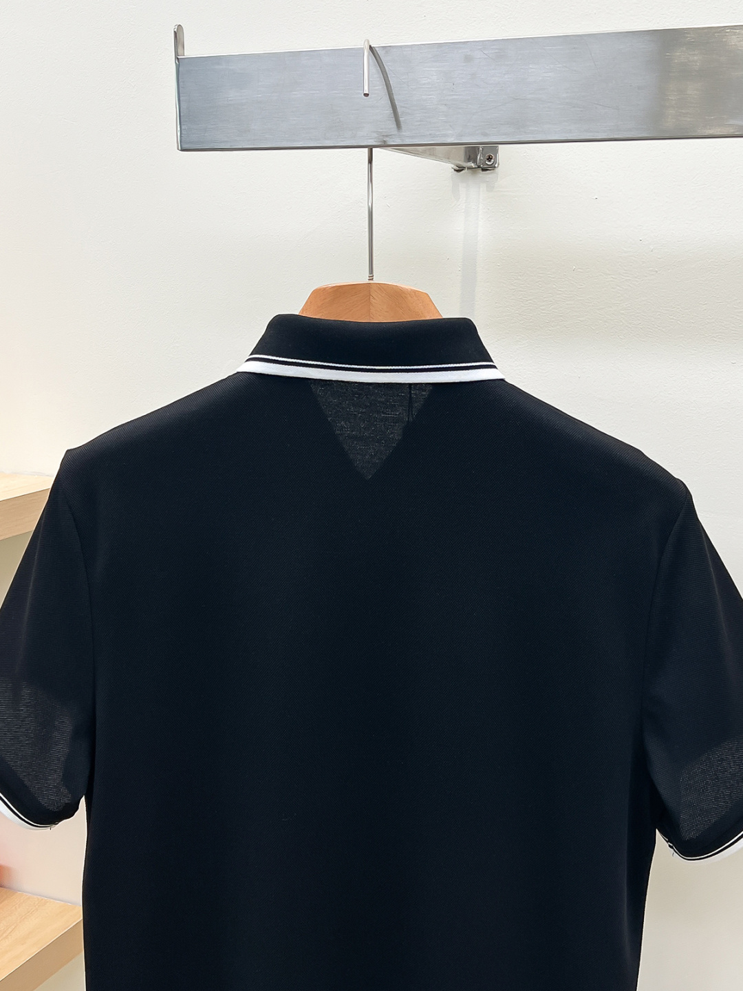 Prada.普拉达 SS26春夏新品经典金属三角形徽标Polo衫，以最简约的形式呈现，体现了休闲雅致风格