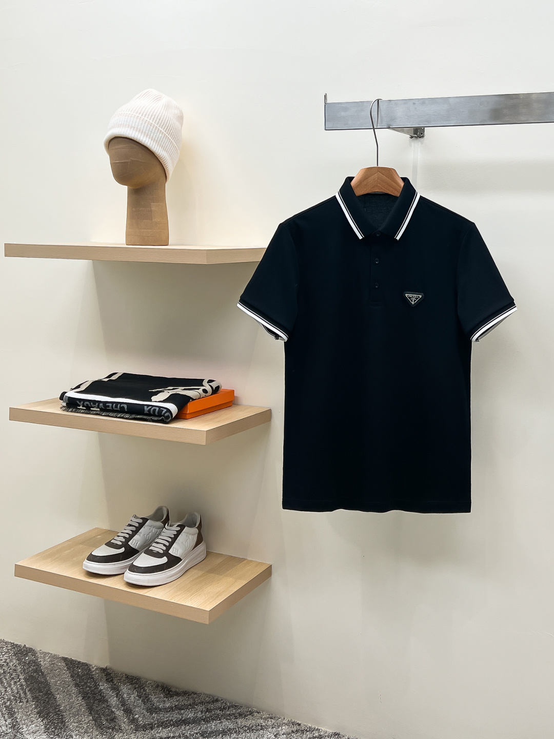 Prada.普拉达 SS26春夏新品经典金属三角形徽标Polo衫，以最简约的形式呈现，体现了休闲雅致风格