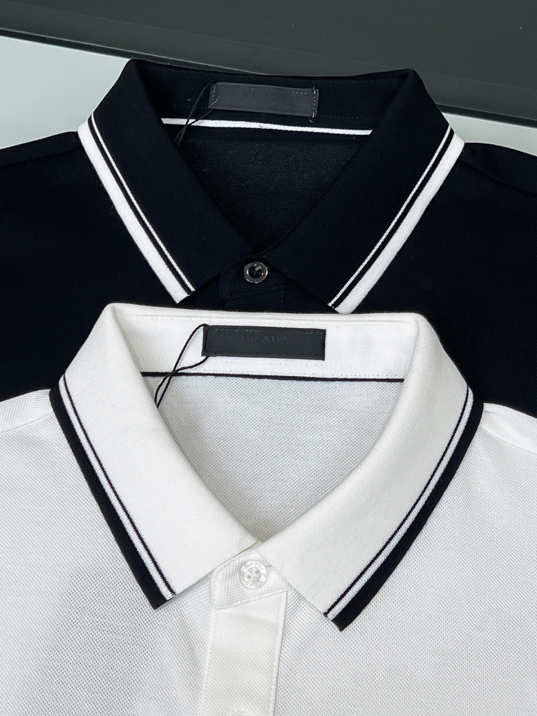 Prada.普拉达 SS26春夏新品经典金属三角形徽标Polo衫，以最简约的形式呈现，体现了休闲雅致风格