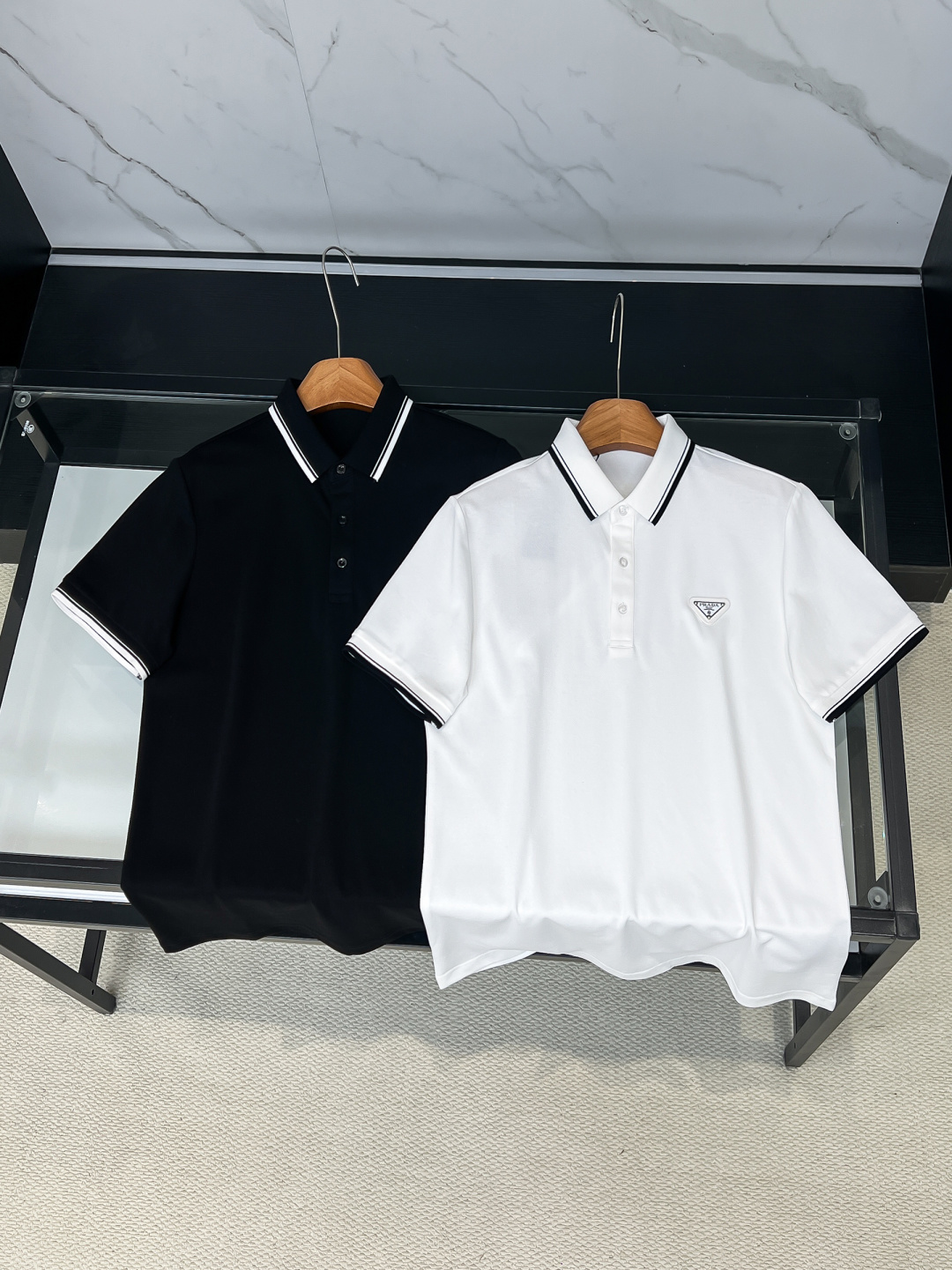 NO:838878,Prada. Prada SS26 new spring and summer classic metal triangle logo Polo shirt is presented in the simplest form, reflecting the casual and elegant style. The front chest is decorated with the brand's classic iconic triangle metal logo, which is very recognizable. It is an evergreen style, minimalist and versatile, made of piqué cotton fabric, the upper body is comfortable and breathable, high-quality fabric; color black, white, size M ~ XXXL,, prada, prada,19860909Prada.普拉达 SS26春夏新品经典金属三角形徽标Polo衫,以最简约的形式呈现,体现了休闲雅致风格,正面胸前饰有品牌经典标志性三角形金属标点缀超有辨识度,常青款、极简百搭,珠地棉面料,上身舒适透气、高品质面料； 颜色黑色、白色 尺码M～XXXL,,prada,prada,,Men's clothing