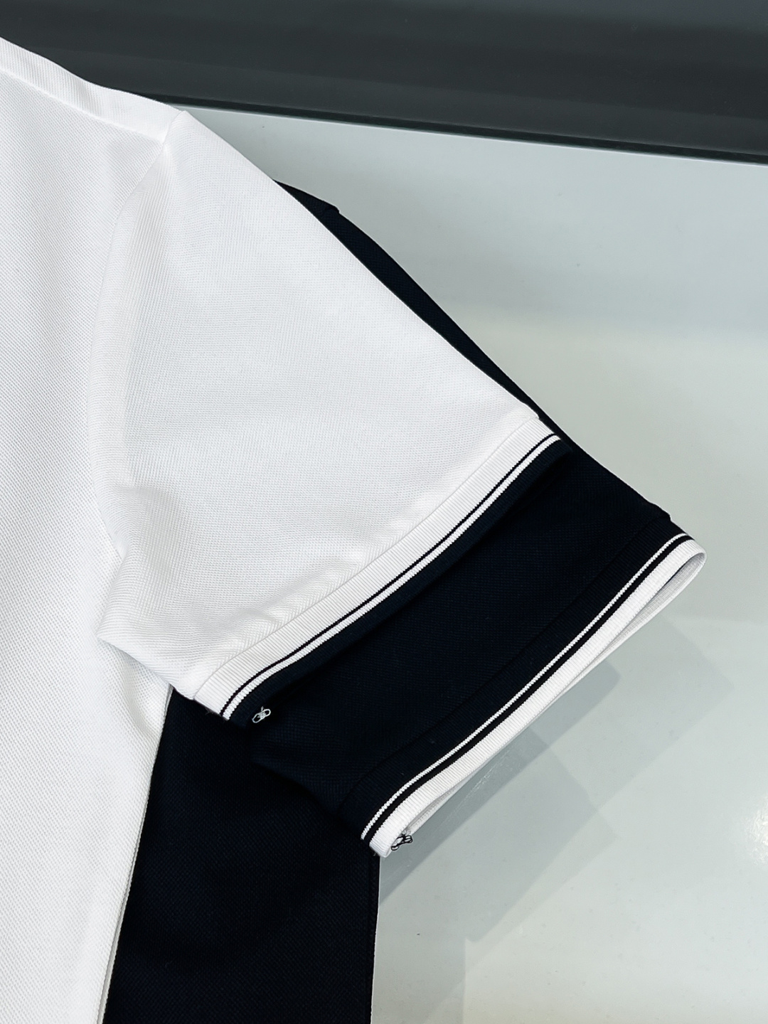 Prada.普拉达 SS26春夏新品经典金属三角形徽标Polo衫，以最简约的形式呈现，体现了休闲雅致风格