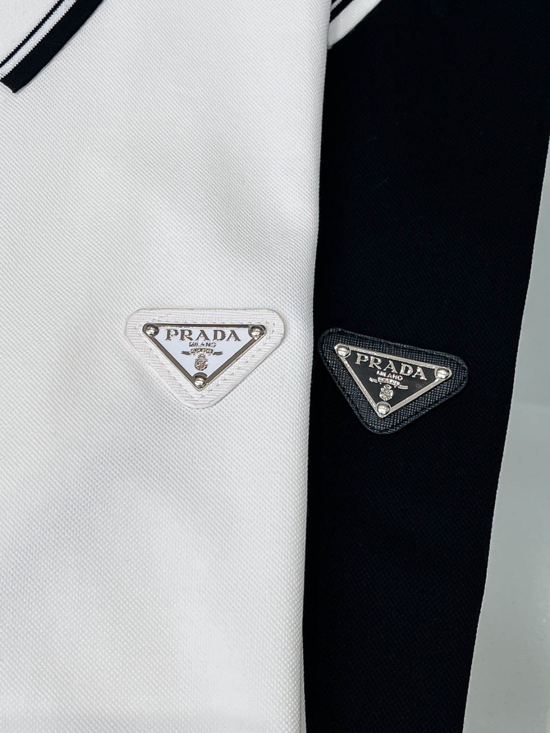 Prada.普拉达 SS26春夏新品经典金属三角形徽标Polo衫，以最简约的形式呈现，体现了休闲雅致风格