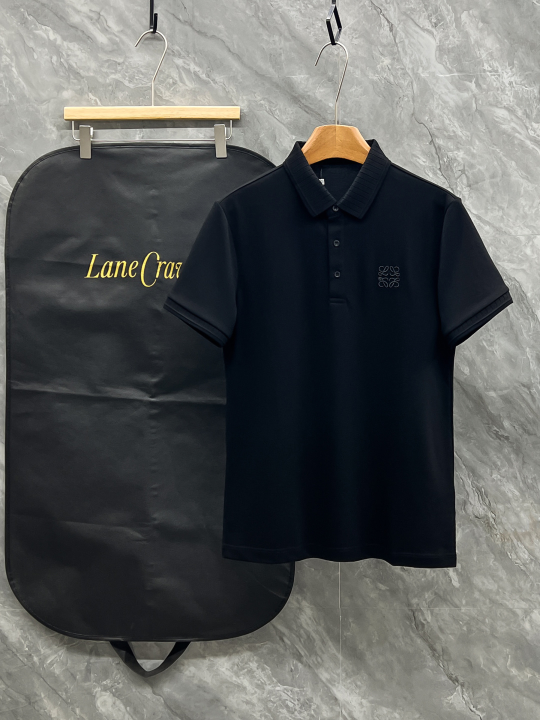 NO:931127,LOEWE2026 exclusively supplies the new original men's casual short-sleeved lapel logo embroidered Polo shirt. High-end customization. High-end version. Fashionable and versatile imported fabric. Super soft and delicate feel. Skin-friendly and comfortable to wear. High-end boutique. The upper body is finely made by the OEM. It is a must-have item for men. Three complete labels. Size M-3XL, loewe, T-shirt,19860909LOEWE2026独家专供新款原单男士休闲短袖 翻领徽标刺绣Polo衫 高端定制 高端版本 时尚百搭爆款进口面料 手感超柔软细腻 穿着亲肤舒适 高端精品 代工厂精细做上身非常赞 男士必备单品 三标齐全 码数M-3XL,,loewe,T-shirt,,Men's clothing