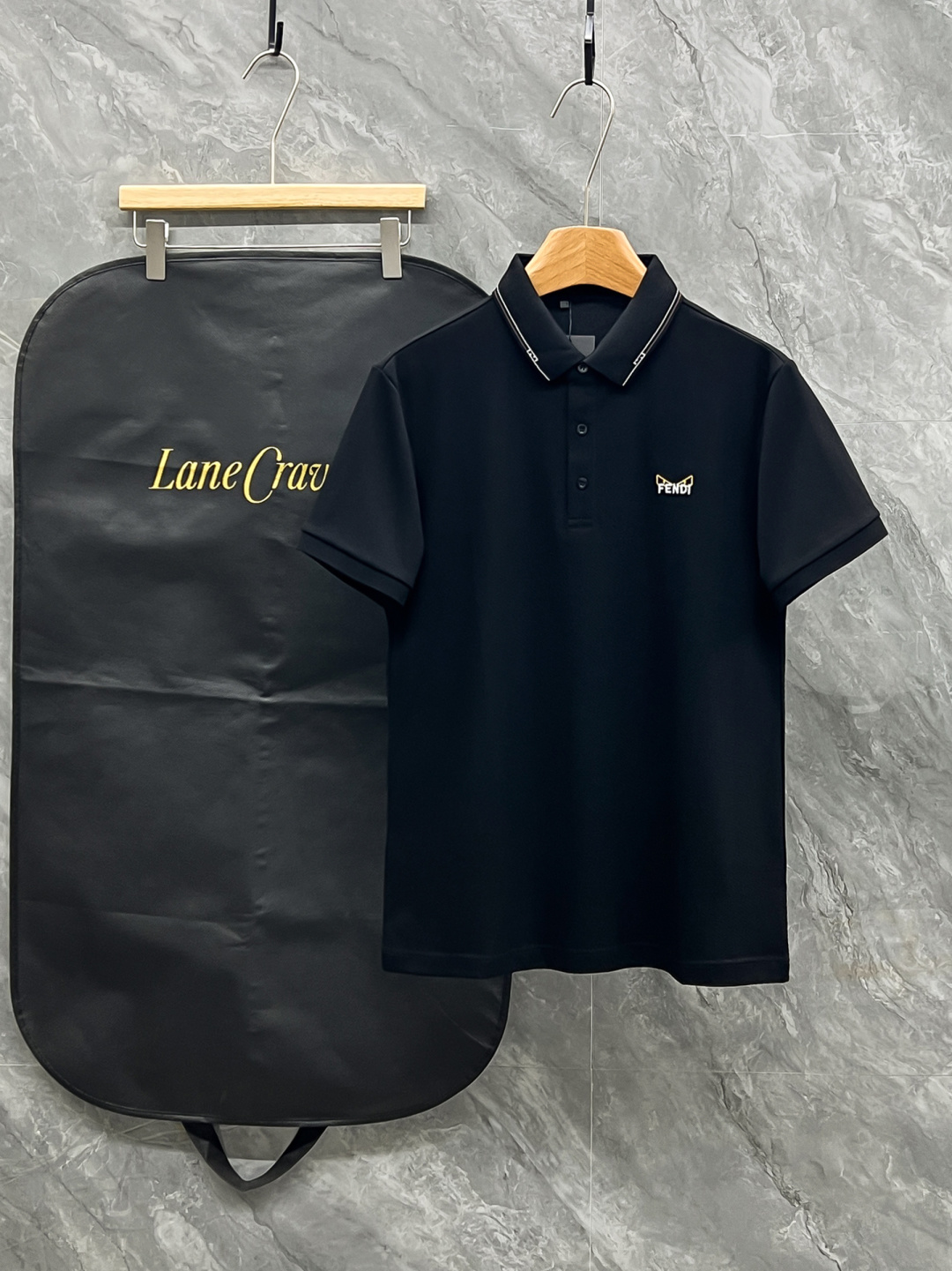 NO:931137,FENDI 2026 spring and summer latest, the latest men's short-sleeved lapel Polo shirt from the official website, high-end customized imported pique cotton fabric, comfortable to wear, embroidered small eyes on the chest, button with logo design, versatile business casual style, allowing you to perfectly combine fashion, leisure and business!  A must-have item for trendy men. Handsome upper body. Color: black and white. Size: M-3XL, fendi, T-shirt,19860909FENDI 2026春夏最新,官网最新款男士短袖翻领Polo衫,高端定制进口珠地棉面料 穿着舒适、胸前刺绣小眼睛、 纽扣带logo设计、百搭商务休 闲款 让您时尚休闲与商务完美结合！潮男必备单品 上身帅 颜色黑色 白色 尺码M-3XL,,fendi,T-shirt,,Men's clothing