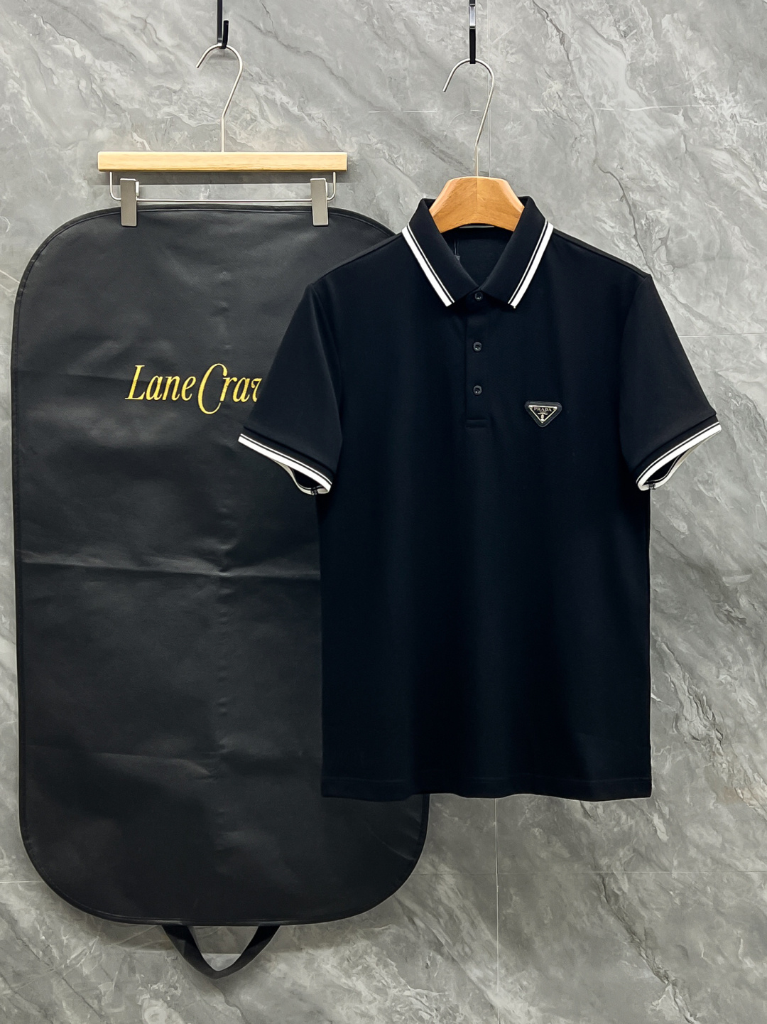 NO:931148,Prada. Prada SS26 new spring and summer classic metal triangle logo Polo shirt is presented in the simplest form, reflecting the casual and elegant style. The front chest is decorated with the brand's classic iconic triangle metal logo, which is very recognizable. It is an evergreen style, minimalist and versatile, made of piqué cotton fabric, the upper body is comfortable and breathable, high-quality fabric; color black, white, size M ~ XXXL,, prada, prada,19860909Prada.普拉达 SS26春夏新品经典金属三角形徽标Polo衫,以最简约的形式呈现,体现了休闲雅致风格,正面胸前饰有品牌经典标志性三角形金属标点缀超有辨识度,常青款、极简百搭,珠地棉面料,上身舒适透气、高品质面料； 颜色黑色、白色 尺码M～XXXL,,prada,prada,,Men's clothing