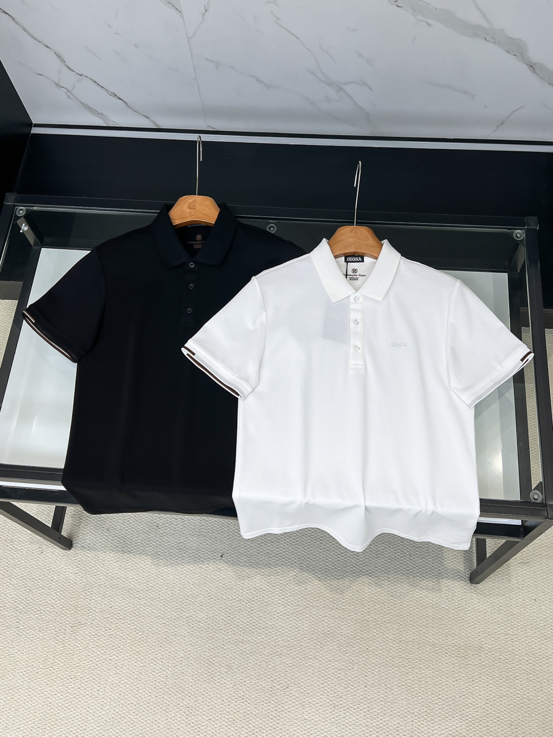 NO:838923,New product launch Zjia 2026ss new summer new classic embroidered letter logo men's lapel Polo shirt!  Classic business men's style, the ceiling-level business men's style of high-end men's clothing!  Simple and fashionable yet elegant, it looks great when worn alone, and quality control/details control can be taken away with your eyes closed. It is low-key, luxurious and connotative!  It is carefully made of custom-made mesh beads provided by customers. The mesh texture is evenly arranged on the surface of the fabric. It has excellent breathability and heat dissipation and perspiration. The upper body comfort is completely better than ordinary single-sided jersey tissue!  The classic brand LOGO on the chest is made with top-notch embroidery technology. The LOGO is three-dimensional, clear and full, and has extraordinary texture. Whether it is worn inside or on its own, it is a classic product!  The exquisite tailoring process, every detail is handled very standard and delicately, which cannot be compared with other low-end products on the market. It is a must-have basic and versatile Polo shirt for men!  Color Black White Size M-3xl,,19860909新品上市 Z家2026ss夏季新款经典刺绣字母logo男士翻领Polo衫！经典商务男款,高端男装的天花板级别的商务男款！简约时尚大气不失优雅,单穿内搭体面过人,品质控/细节控的闭眼带走,低调又奢华有内涵！ 客供定织网眼珠地精心制成,面料表面排列均匀整齐的网眼纹理,透气性和散热排汗性极佳,上身舒适程度完全优于普通单面汗布组织！胸前经典的品牌LOGO标识,采用顶级刺绣工艺打造,LOGO立体清晰饱满,质感非凡的特质,无论是内搭还是单穿都是一款经典领域的产品！精妙绝伦的裁剪工艺,每一个细节处理的非常标准细腻,非市面一般LOW货可以媲美的,男士必入基础百搭款Polo衫推荐！ 颜色黑色白色 尺码M-3xl,,,Men's clothing