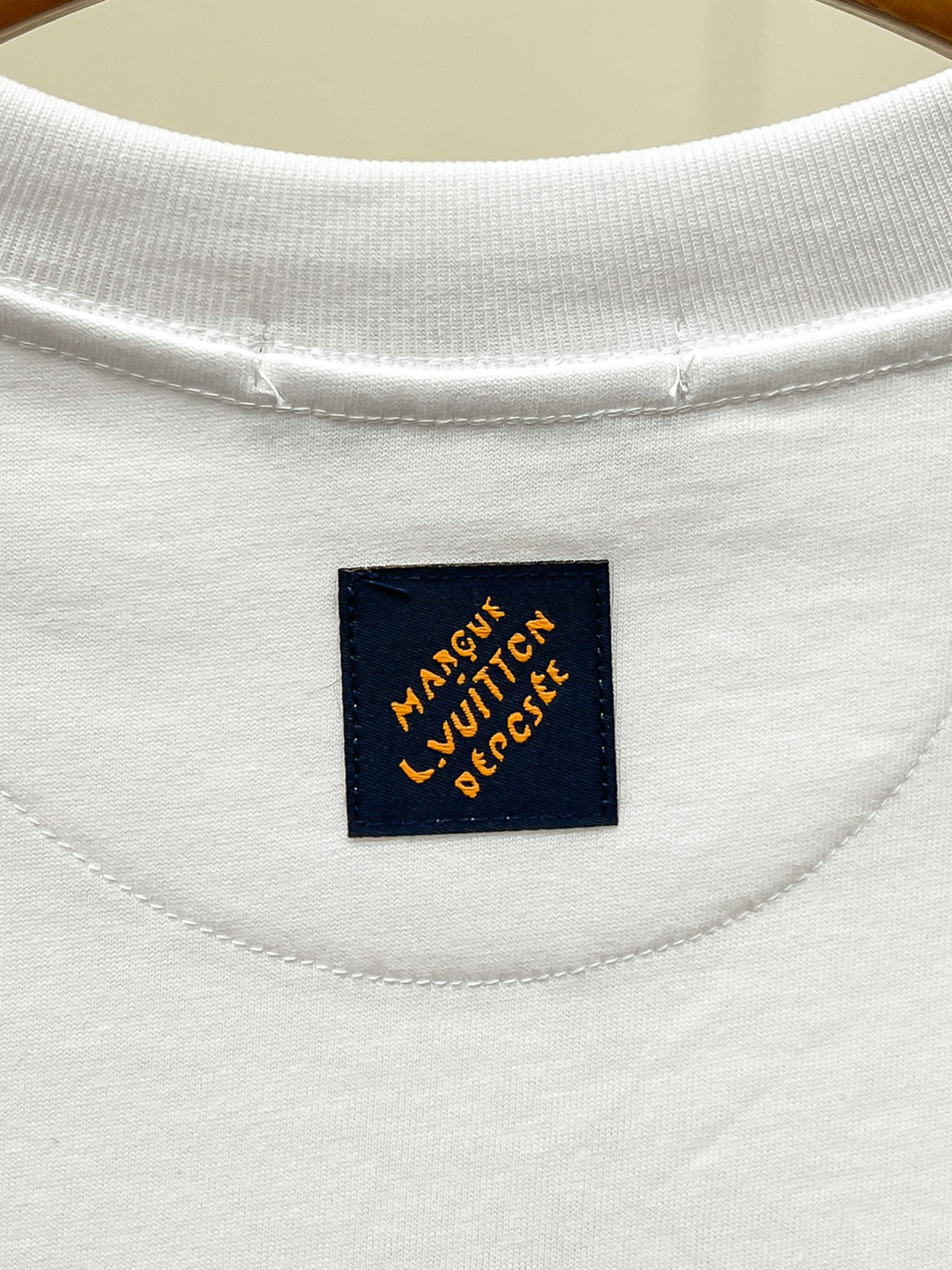 Louis Vuitton*路易威登刺绣字母标识‼️短袖T恤®定制柔软舒适，日常穿搭超友好。男女都能轻松