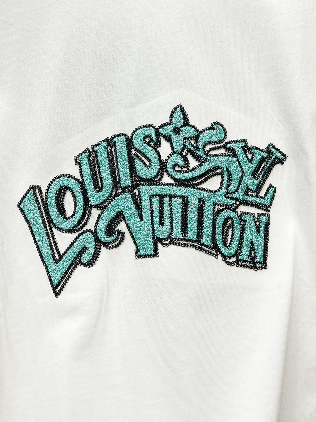 Louis Vuitton*路易威登刺绣字母标识‼️短袖T恤®定制柔软舒适，日常穿搭超友好。男女都能轻松