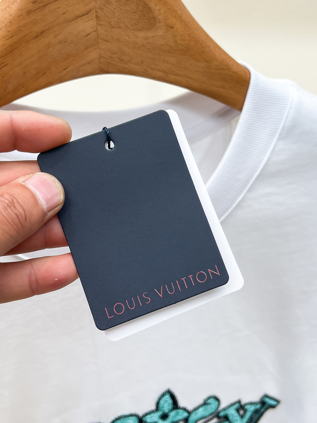 Louis Vuitton*路易威登刺绣字母标识‼️短袖T恤®定制柔软舒适，日常穿搭超友好。男女都能轻松