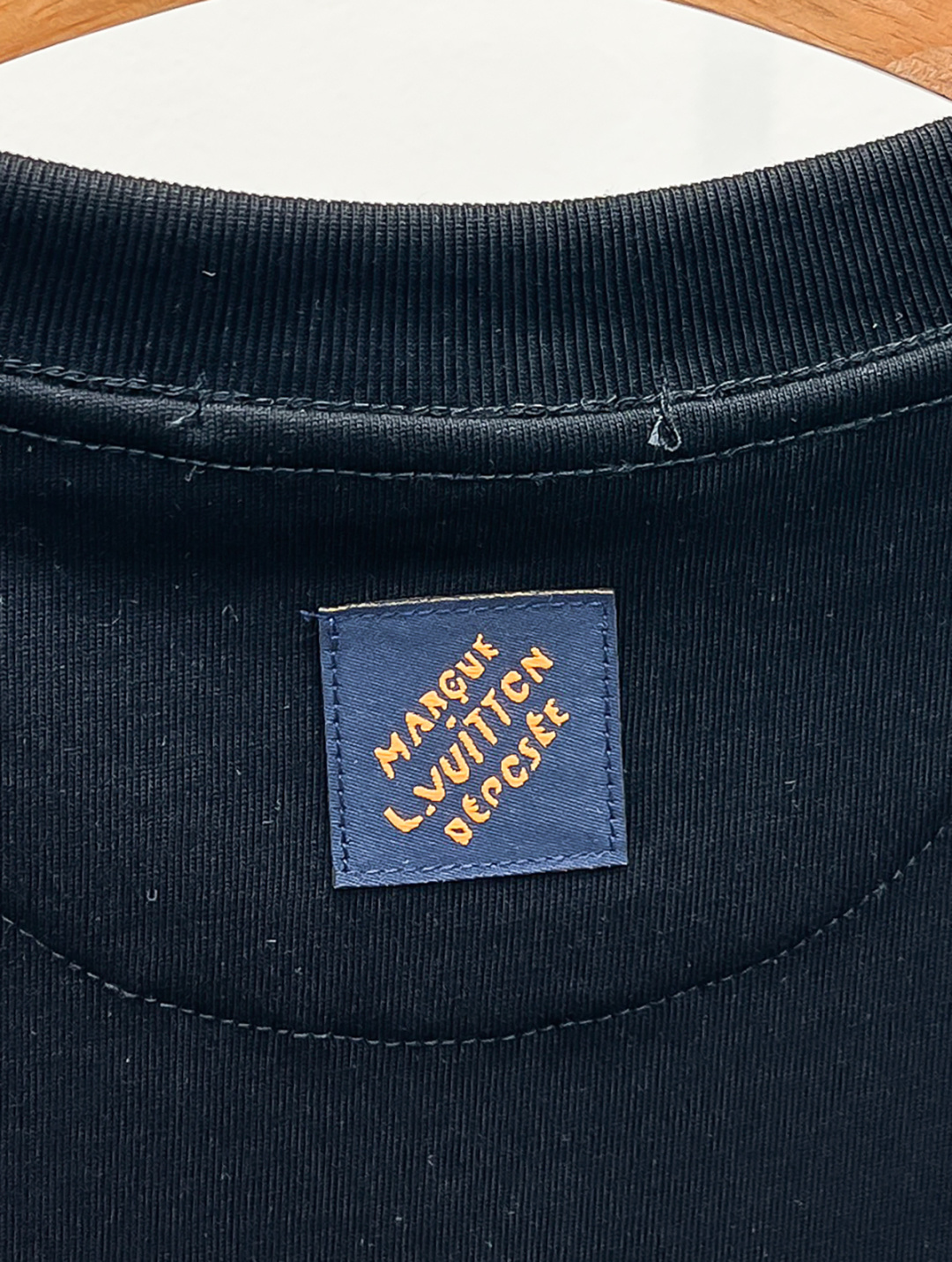 Louis Vuitton*路易威登刺绣字母标识‼️短袖T恤®定制柔软舒适，日常穿搭超友好。男女都能轻松