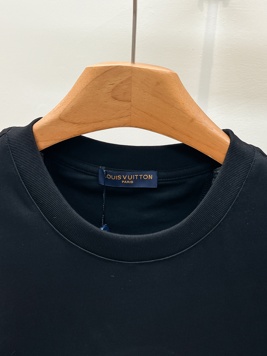 Louis Vuitton*路易威登刺绣字母标识‼️短袖T恤®定制柔软舒适，日常穿搭超友好。男女都能轻松