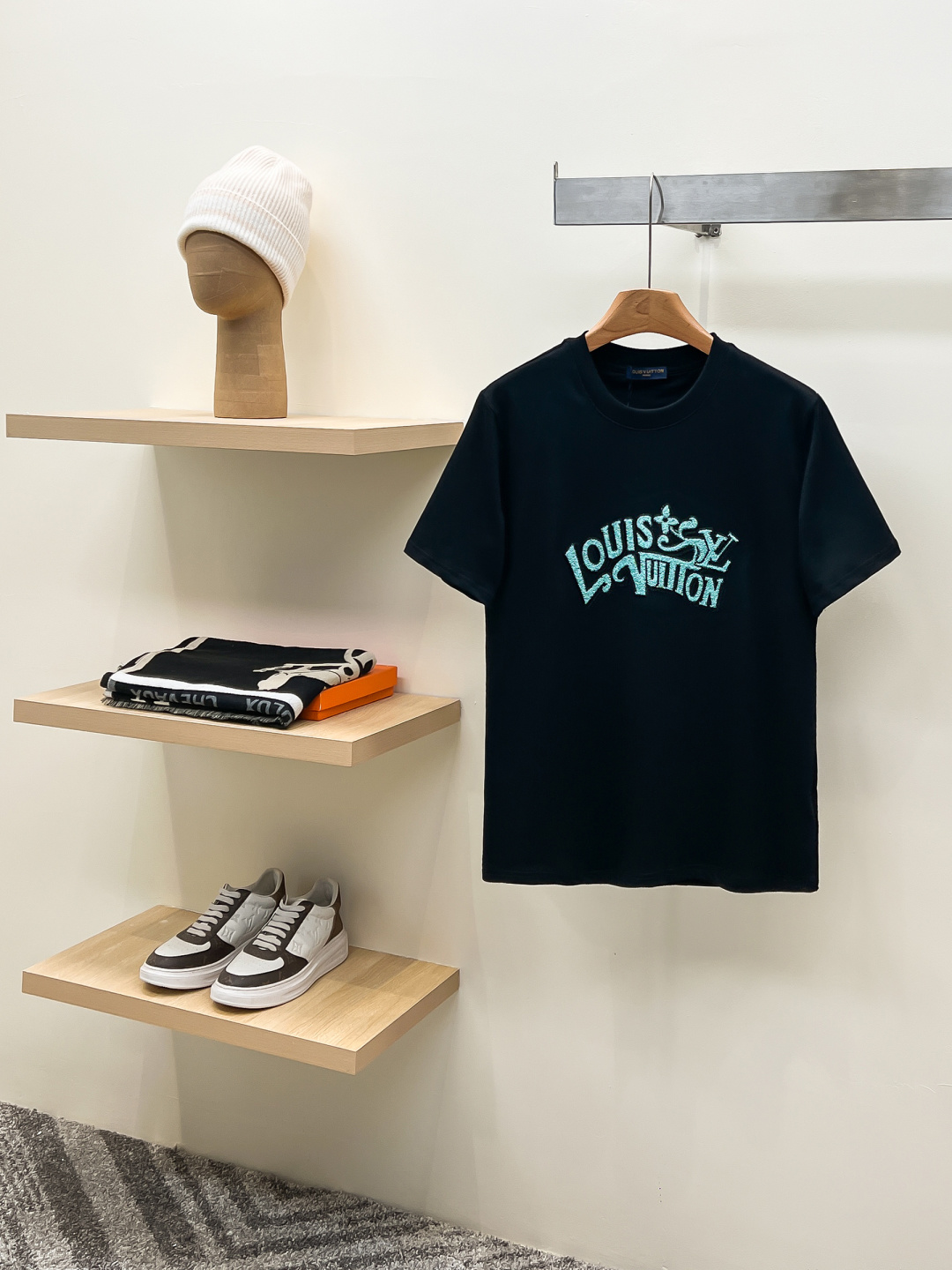 Louis Vuitton*路易威登刺绣字母标识‼️短袖T恤®定制柔软舒适，日常穿搭超友好。男女都能轻松