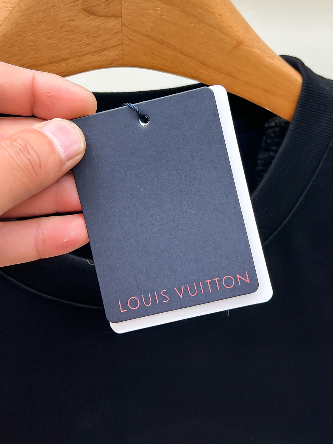 Louis Vuitton*路易威登刺绣字母标识‼️短袖T恤®定制柔软舒适，日常穿搭超友好。男女都能轻松