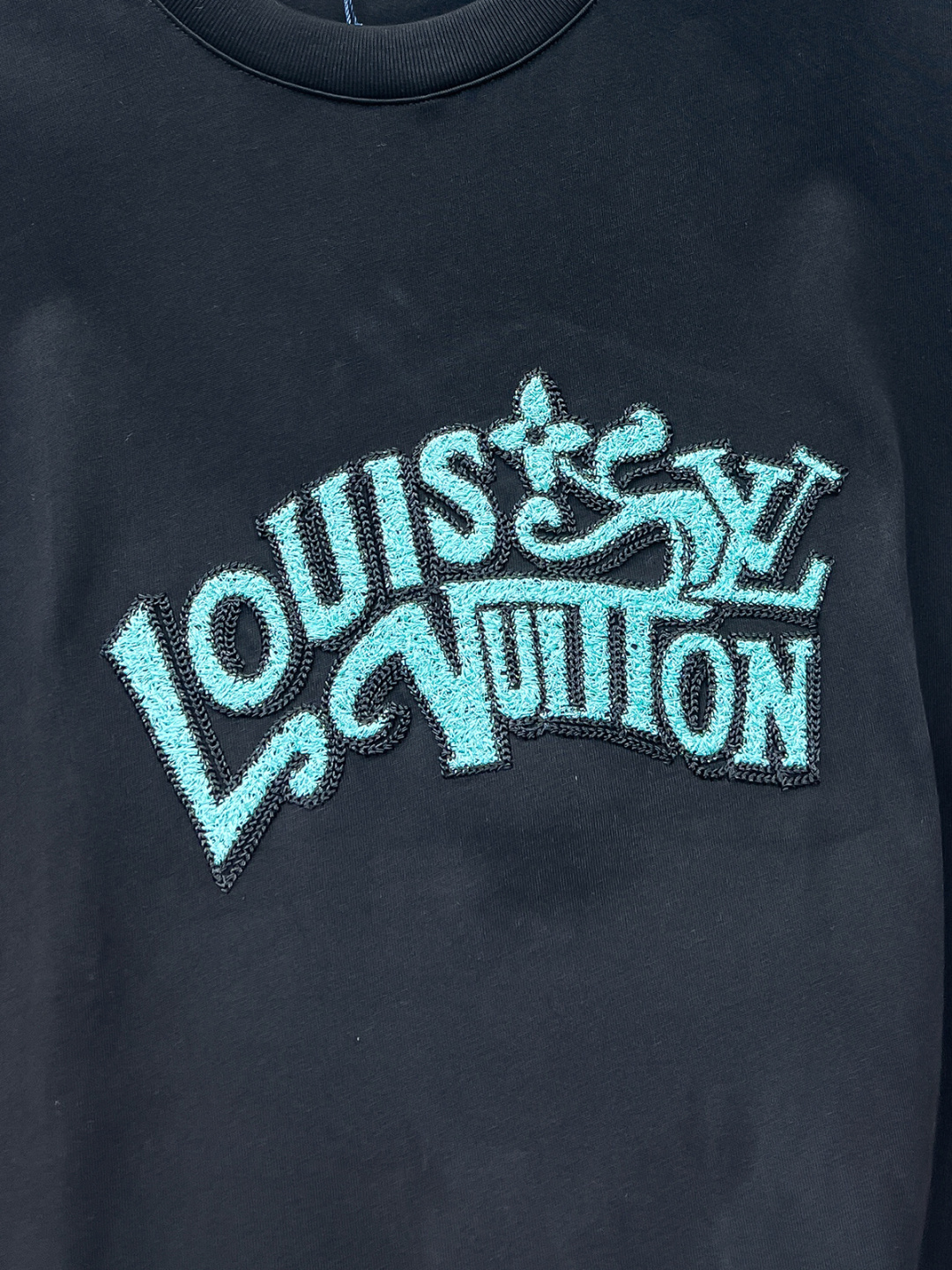 Louis Vuitton*路易威登刺绣字母标识‼️短袖T恤®定制柔软舒适，日常穿搭超友好。男女都能轻松
