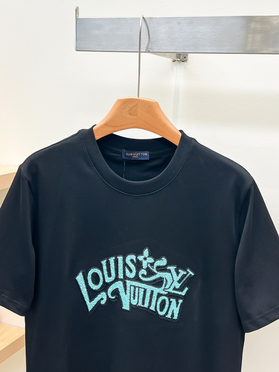 Louis Vuitton*路易威登刺绣字母标识‼️短袖T恤®定制柔软舒适，日常穿搭超友好。男女都能轻松