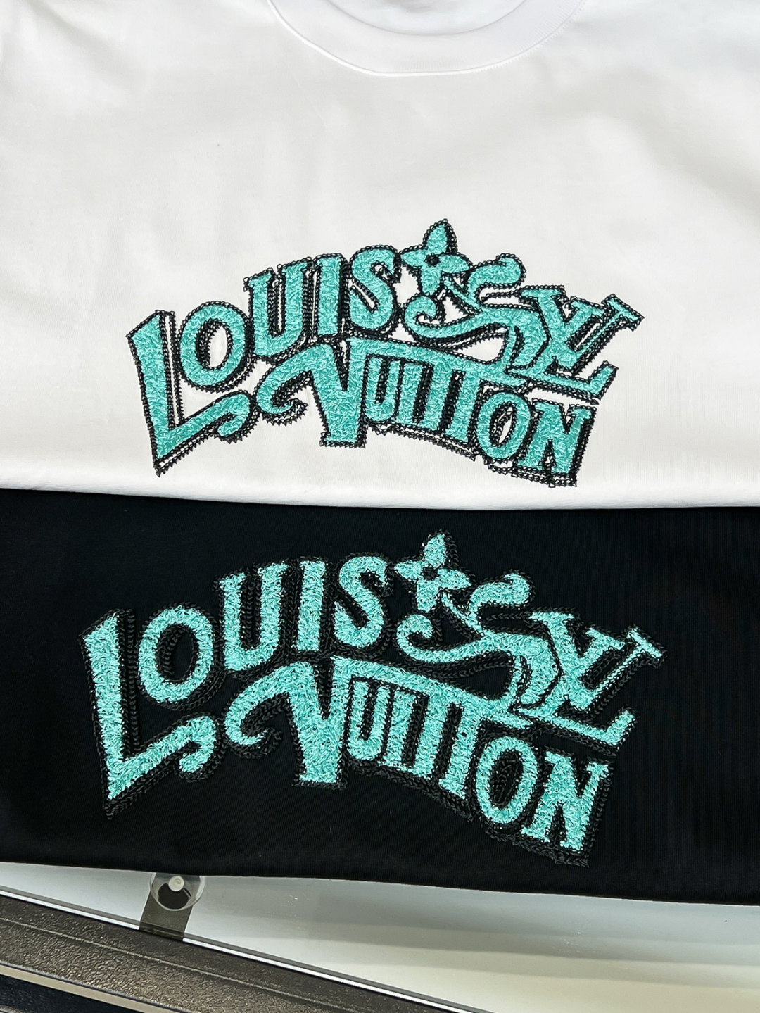 Louis Vuitton*路易威登刺绣字母标识‼️短袖T恤®定制柔软舒适，日常穿搭超友好。男女都能轻松