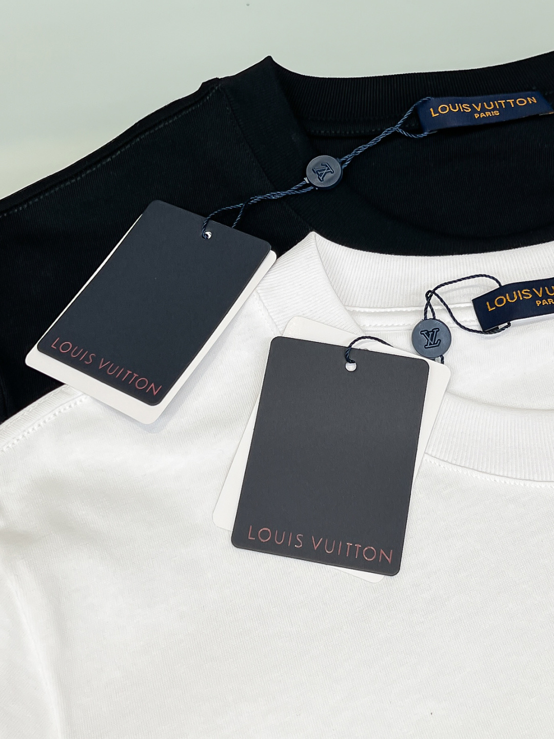 Louis Vuitton*路易威登刺绣字母标识‼️短袖T恤®定制柔软舒适，日常穿搭超友好。男女都能轻松