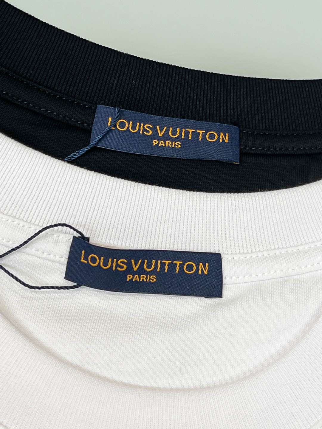 Louis Vuitton*路易威登刺绣字母标识‼️短袖T恤®定制柔软舒适，日常穿搭超友好。男女都能轻松