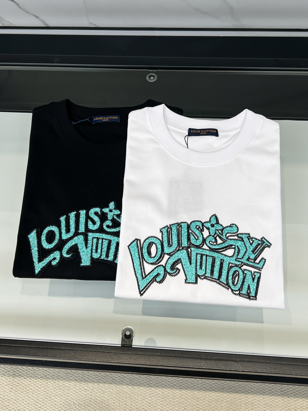 Louis Vuitton*路易威登刺绣字母标识‼️短袖T恤®定制柔软舒适，日常穿搭超友好。男女都能轻松