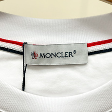 Moncl26ss春夏新品Moncler美式艺术签名系列圆领短袖T恤,,正面艺术签名品牌Logo+“Mo Moncl26ss春夏新品Moncler美式艺术签名系列圆领短袖T恤,,正面艺术签名品牌Logo+“Mo