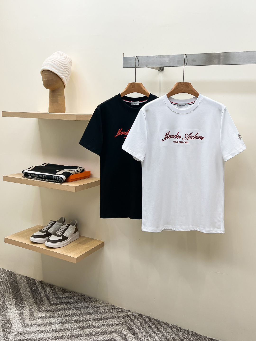 Moncl26ss春夏新品Moncler美式艺术签名系列圆领短袖T恤，，正面艺术签名品牌Logo+“Mo