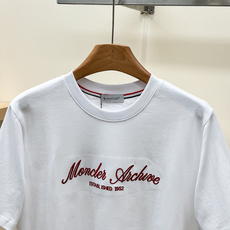 Moncl26ss春夏新品Moncler美式艺术签名系列圆领短袖T恤,,正面艺术签名品牌Logo+“Mo Moncl26ss春夏新品Moncler美式艺术签名系列圆领短袖T恤,,正面艺术签名品牌Logo+“Mo