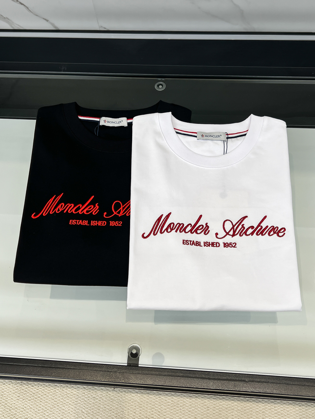Moncl26ss春夏新品Moncler美式艺术签名系列圆领短袖T恤，，正面艺术签名品牌Logo+“Mo